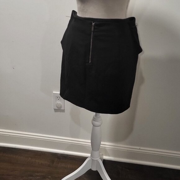 Jaye.e, size Medium Black Mini Skirt with Back Zipper (Gold) - Picture 3 of 6